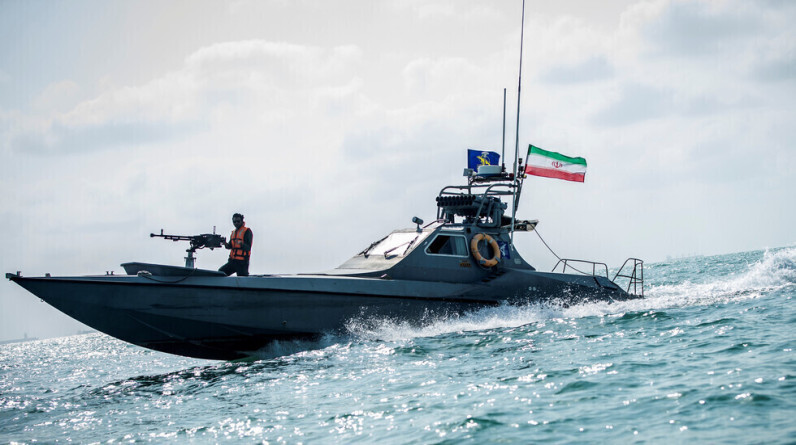 البحرية الإيرانية: تزويد زوارق الحرس الثوري بصواريخ بعيدة المدى